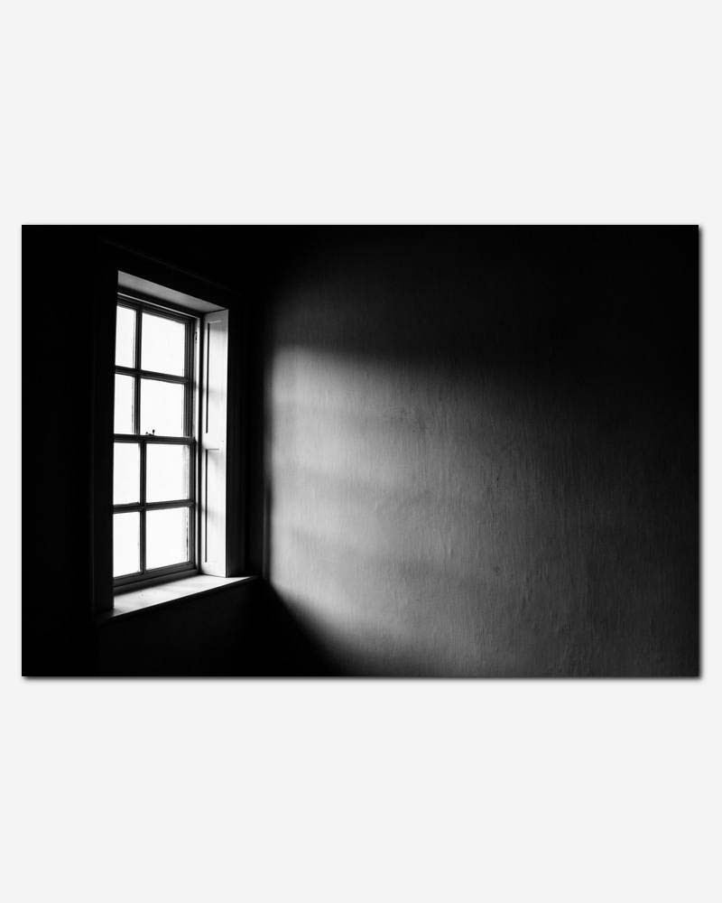 Contraste de luz na janela - George Hodan